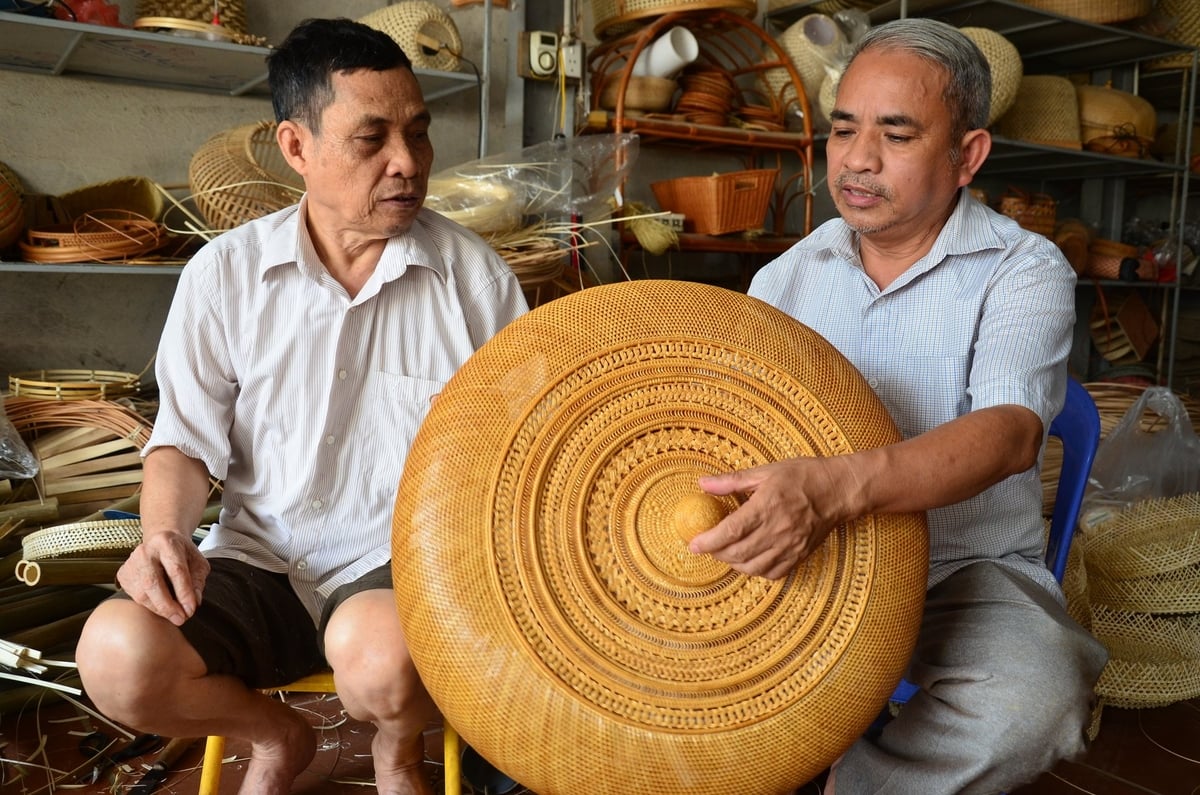 Nghề đan lồng bàn ở Chương Mỹ, Hà Nội. Ảnh: Đinh Thanh Huyền. Nghề đan lồng bàn ở Chương Mỹ, Hà Nội. Ảnh: Đinh Thanh Huyền.