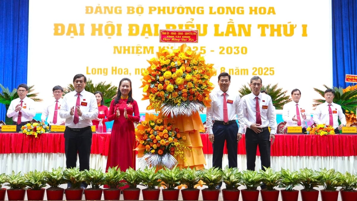 Phó Bí thư thường trực Tỉnh ủy Nguyễn Mạnh Hùng (thứ 2 từ phải sang) tặng hoa chúc mừng Đại hội. Ảnh: CTV. Phó Bí thư thường trực Tỉnh ủy Nguyễn Mạnh Hùng (thứ 2 từ phải sang) tặng hoa chúc mừng Đại hội. Ảnh: CTV.