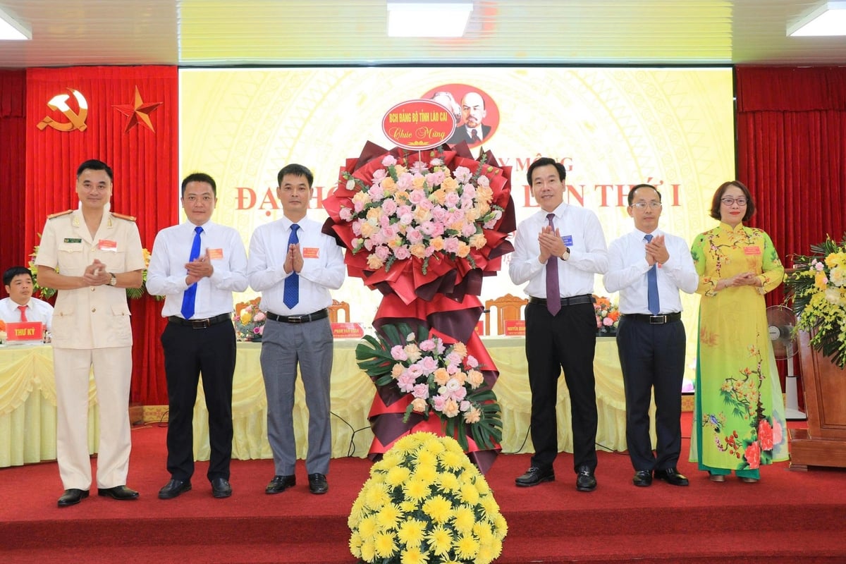 Ông Dương Đức Huy, Trưởng Ban Tuyên giáo và Dân vận Tỉnh ủy Lào Cai tặng hoa đại hội. Ảnh: Thanh Tiến. Ông Dương Đức Huy, Trưởng Ban Tuyên giáo và Dân vận Tỉnh ủy Lào Cai tặng hoa đại hội. Ảnh: Thanh Tiến.