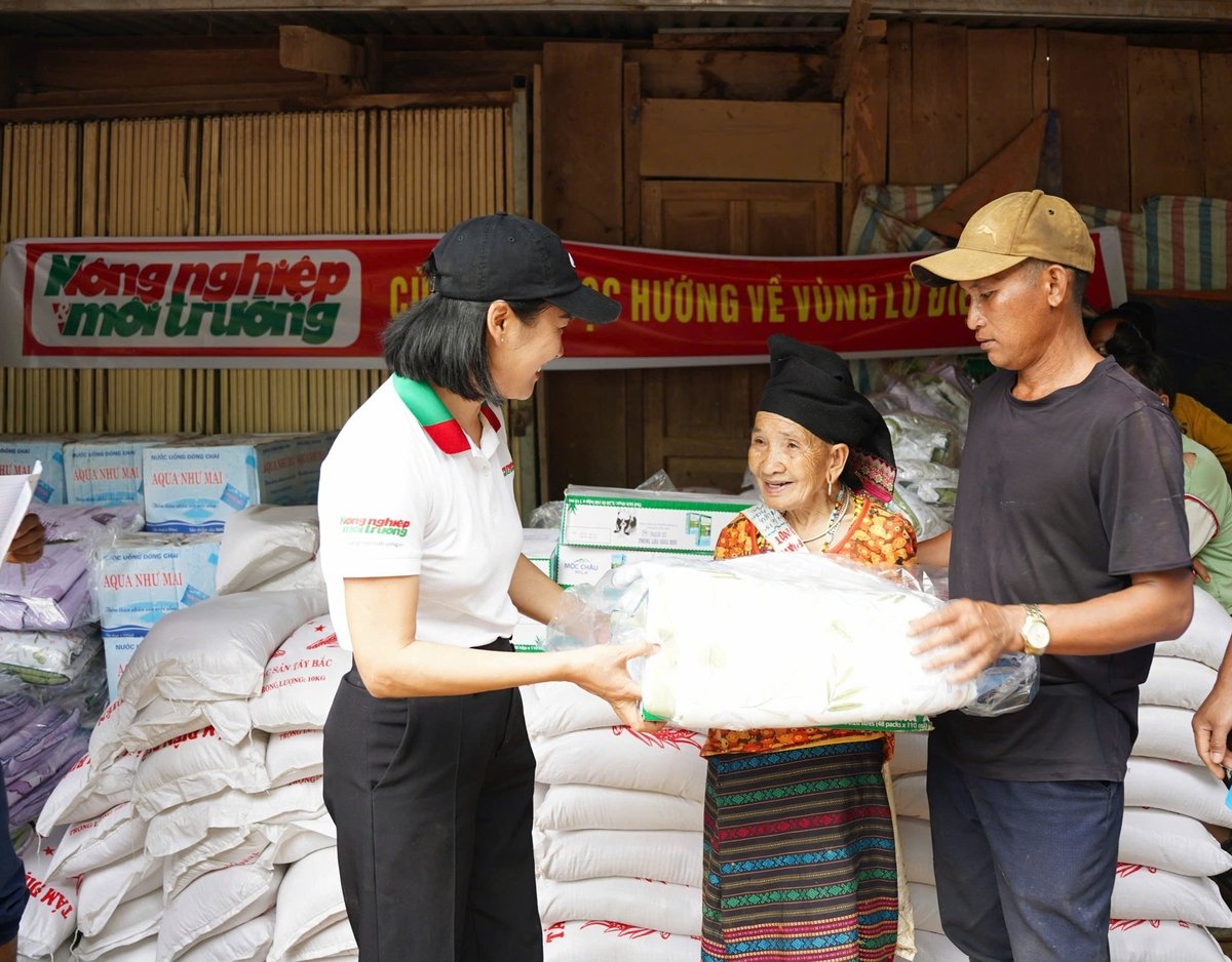 Nhà báo Trần Hương, phóng viên Báo Nông nghiệp và Môi trường thường trú tại Điện Biên trao quà cho người dân bản Suối Lư. Ảnh: Hoàng Châu. Nhà báo Trần Hương, phóng viên Báo Nông nghiệp và Môi trường thường trú tại Điện Biên trao quà cho người dân bản Suối Lư. Ảnh: Hoàng Châu.