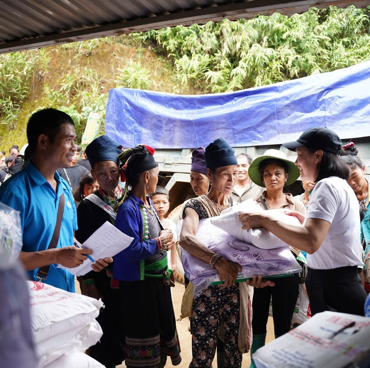 Những phần quà đến kịp thời, giúp người dân vơi bớt khó khăn khi cơn lũ đi qua. Ảnh: Hoàng Châu. Những phần quà đến kịp thời, giúp người dân vơi bớt khó khăn khi cơn lũ đi qua. Ảnh: Hoàng Châu.
