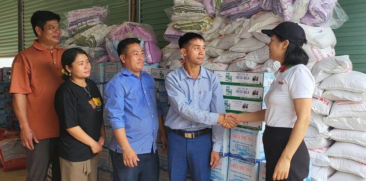 Nhà báo Trần Hương, đại diện Báo Nông nghiệp và Môi trường trao hàng cứu trợ cho cán bộ MTTQ xã Xa Dung. Ảnh: Hoàng Châu. Nhà báo Trần Hương, đại diện Báo Nông nghiệp và Môi trường trao hàng cứu trợ cho cán bộ MTTQ xã Xa Dung. Ảnh: Hoàng Châu.