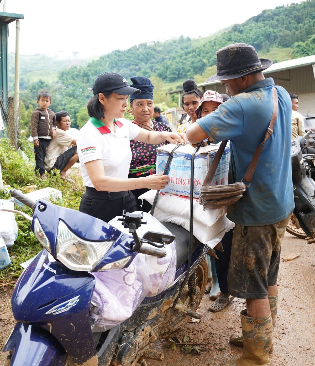 Phút chia sẻ của người làm báo Nông nghiệp và Môi trường cùng người dân vùng lũ Điện Biên. Ảnh: Trần Hương. Phút chia sẻ của người làm báo Nông nghiệp và Môi trường cùng người dân vùng lũ Điện Biên. Ảnh: Trần Hương.