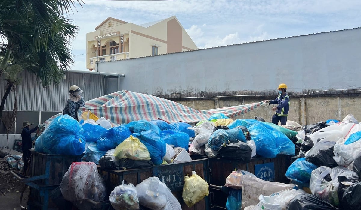 Tỉnh Vĩnh Long đang kiểm soát chặt chẽ quá trình thu gom, vận chuyển rác thải tại các trạm trung chuyển, điểm tạm tập kết rác thải, đảm bảo vệ sinh môi trường. Ảnh: Lê Hùng.