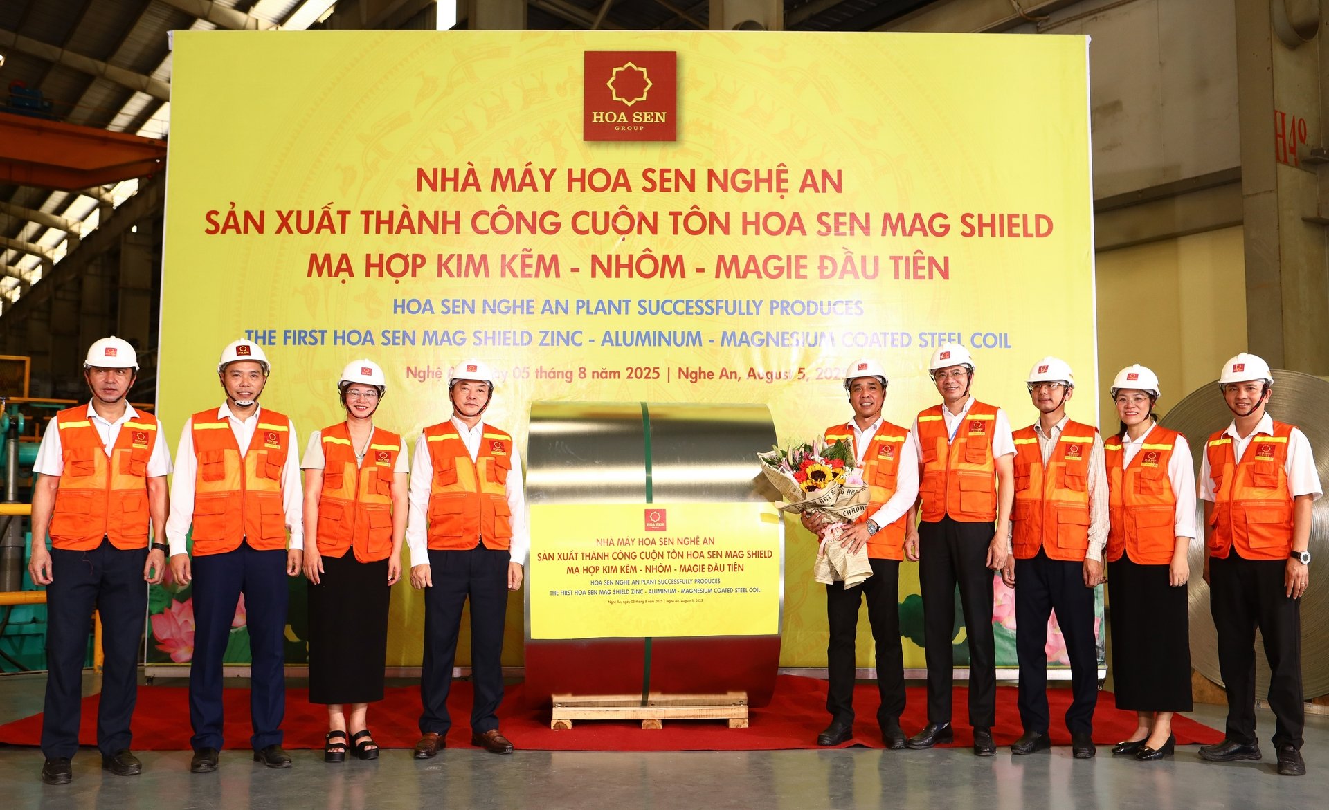 Tập đoàn Hoa Sen chính thức sản xuất thành công và cho ra mắt cuộn tôn mạ hợp kim Kẽm - Nhôm - Magie đầu tiên với thương hiệu Hoa Sen Mag Shield tại Nhà máy Hoa Sen Nghệ An. Ảnh: PV. Tập đoàn Hoa Sen chính thức sản xuất thành công và cho ra mắt cuộn tôn mạ hợp kim Kẽm - Nhôm - Magie đầu tiên với thương hiệu Hoa Sen Mag Shield tại Nhà máy Hoa Sen Nghệ An. Ảnh: PV.