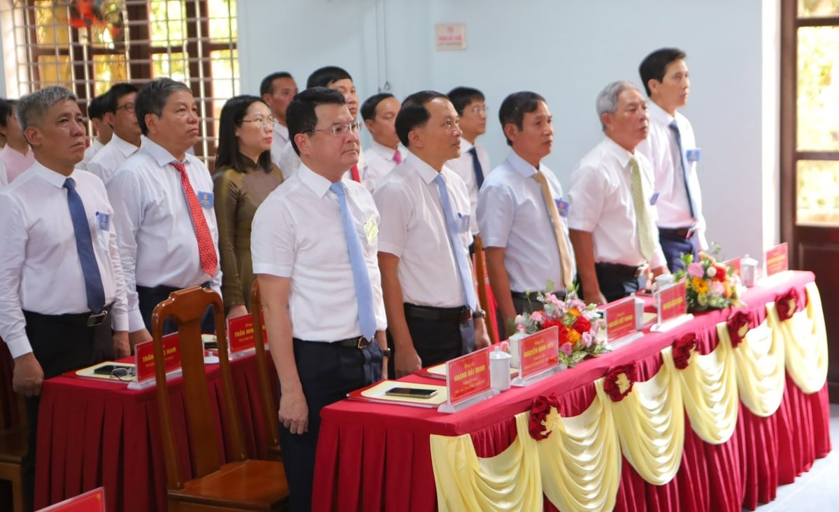 Phó Chủ tịch TP Huế Hoàng Hải Minh (đứng hàng đầu, ngoài cùng bên trái) cùng Giám đốc Sở Nông nghiệp và Môi trường Nguyễn Đình Đức (đứng hàng đầu, thứ hai bên trái) tham dự Đại hội. Ảnh: Văn Dinh. Phó Chủ tịch TP Huế Hoàng Hải Minh (đứng hàng đầu, ngoài cùng bên trái) cùng Giám đốc Sở Nông nghiệp và Môi trường Nguyễn Đình Đức (đứng hàng đầu, thứ hai bên trái) tham dự Đại hội. Ảnh: Văn Dinh.