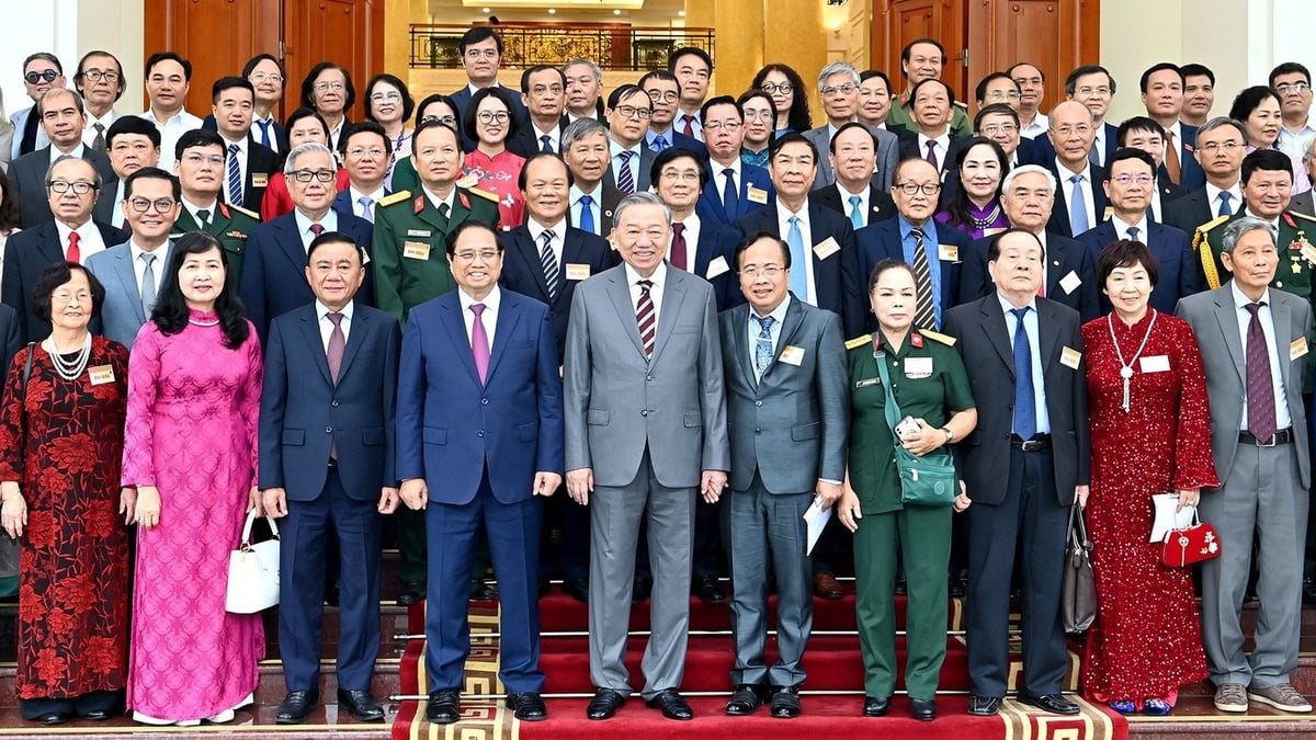 Tổng Bí thư Tô Lâm, Thủ tướng Chính phủ Phạm Minh Chính và các đồng chí lãnh đạo Đảng, Nhà nước với các đại biểu trí thức, nhà khoa học, văn nghệ sĩ. Ảnh: Đăng Khoa.