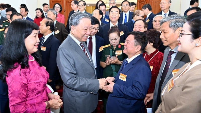 Tổng Bí thư Tô Lâm cùng các lãnh đạo Đảng, Nhà nước gặp mặt đại biểu trí thức, nhà khoa học, văn nghệ sĩ. Ảnh: Đăng Khoa.