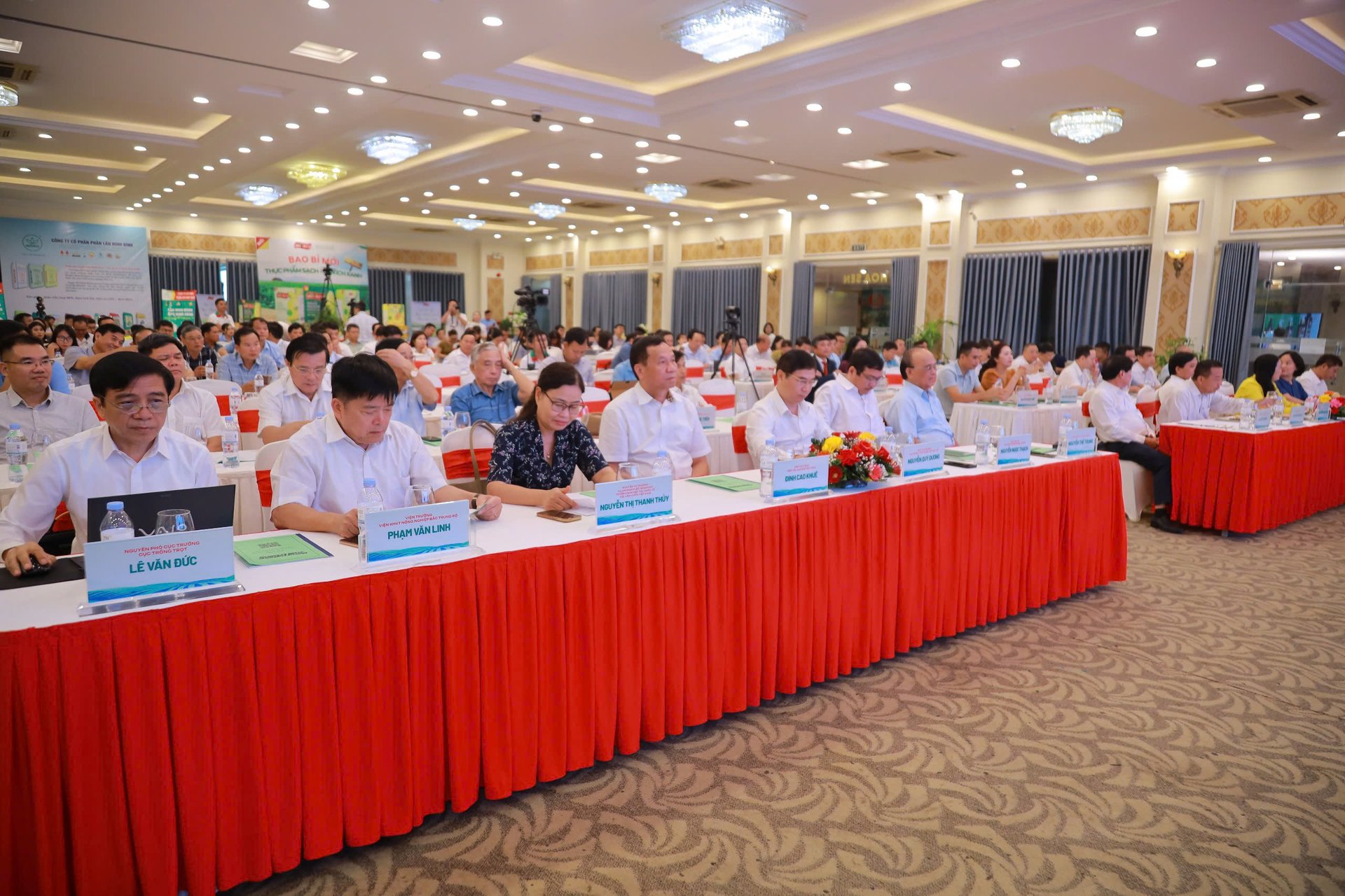 Rất đông đại biểu, phóng viên các cơ quan báo chí Trung ương và địa phương có mặt tại đầu cầu trực tiếp của diễn đàn, sáng 6/8. Rất đông đại biểu, phóng viên các cơ quan báo chí Trung ương và địa phương có mặt tại đầu cầu trực tiếp của diễn đàn, sáng 6/8.