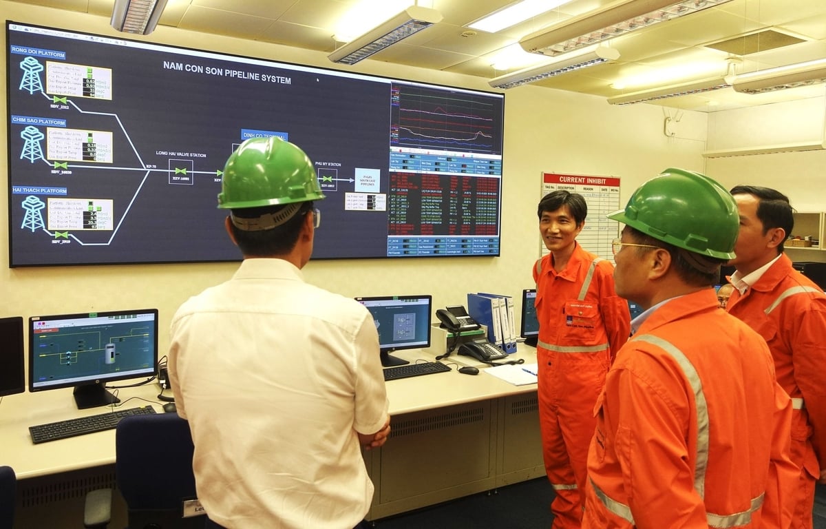 Lãnh đạo PV GAS làm việc với các kỹ sư PV GAS NCSP tại phòng điều khiển Nhà máy xử lý Khí Nam Côn Sơn. Ảnh: PV GAS.