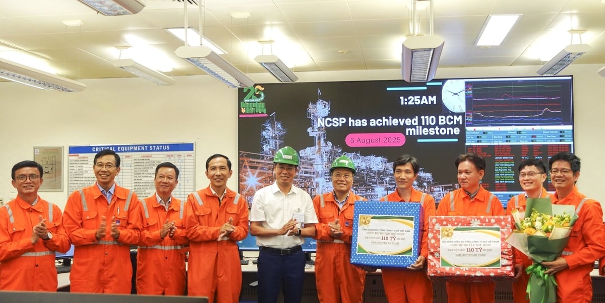 Lãnh đạo PV GAS tặng quà chúc mừng tới tập thể PV GAS NCSP về cột mốc vận chuyển an toàn 110 tỷ m3 khí. Ảnh: PV GAS.