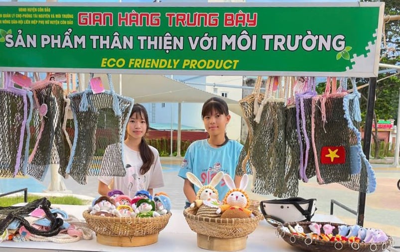 Từ những vật dụng bị bỏ đi trở thành rác thải gây hại, chúng được tái sinh để trở thành những 'đại sứ' truyền cảm hứng về chống rác thải nhựa. Ảnh: Lê Bình.