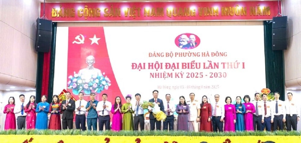 Ủy viên Ban Thường vụ Thành ủy, Phó Chủ tịch Thường trực UBND Thành phố Lê Hồng Sơn tặng hoa chúc mừng Ban Chấp hành Đảng bộ phường Hà Đông, nhiệm kỳ 2025-2030. Ảnh: Thu Hằng.