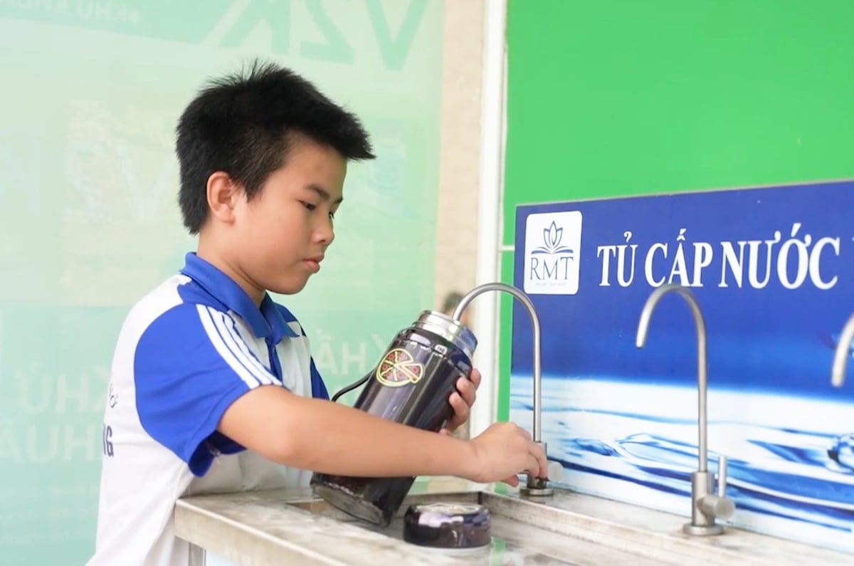 Học sinh được khuyến khích mang theo bình chứa nước, hạn chế sử dụng các chai và ly nhựa. Ảnh: Thục Vy. Học sinh được khuyến khích mang theo bình chứa nước, hạn chế sử dụng các chai và ly nhựa. Ảnh: Thục Vy.