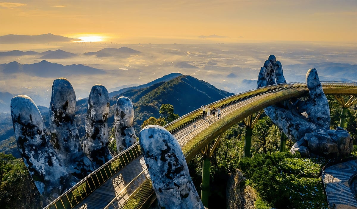 Cầu Vàng tại Khu du lịch Sun World Ba Na Hills, Đà Nẵng. Ảnh: Sun World.