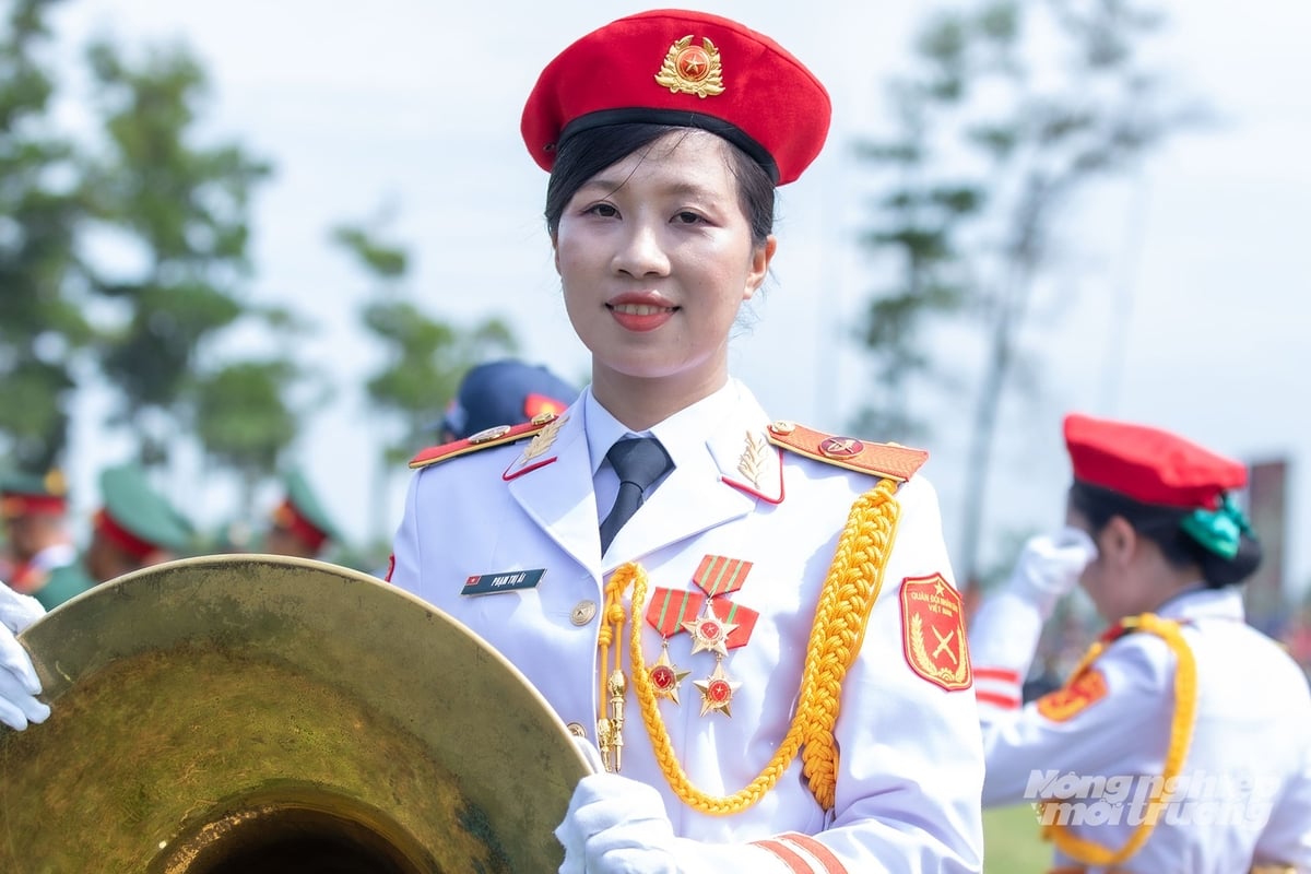 'Vừa mang vác nặng, vừa phải thổi kèn, vừa giữ đội hình đẹp tất cả đều đòi hỏi sự tập trung và ý chí cao. Mình bị lỗi nhịp là ảnh hưởng chung tới các đồng đội…', Thiếu uý Ái chia sẻ. Ảnh: Khương Trung. 'Vừa mang vác nặng, vừa phải thổi kèn, vừa giữ đội hình đẹp tất cả đều đòi hỏi sự tập trung và ý chí cao. Mình bị lỗi nhịp là ảnh hưởng chung tới các đồng đội…', Thiếu uý Ái chia sẻ. Ảnh: Khương Trung.
