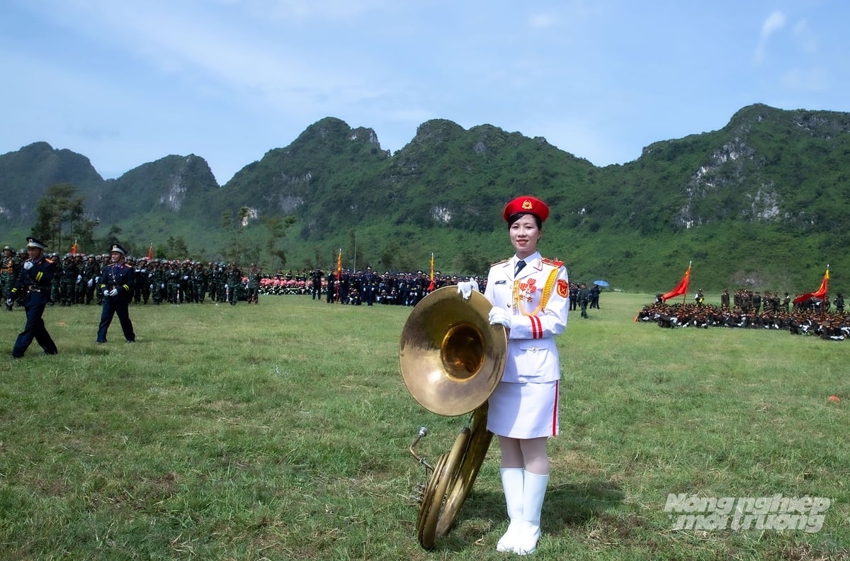 Thiếu uý Phạm Thị Ái, nữ chiến sĩ thuộc Bộ đội Biên phòng Vĩnh Long, hiện đang đảm nhiệm vị trí nhạc công trong khối nữ quân nhạc. Ảnh: Khương Trung. Thiếu uý Phạm Thị Ái, nữ chiến sĩ thuộc Bộ đội Biên phòng Vĩnh Long, hiện đang đảm nhiệm vị trí nhạc công trong khối nữ quân nhạc. Ảnh: Khương Trung.