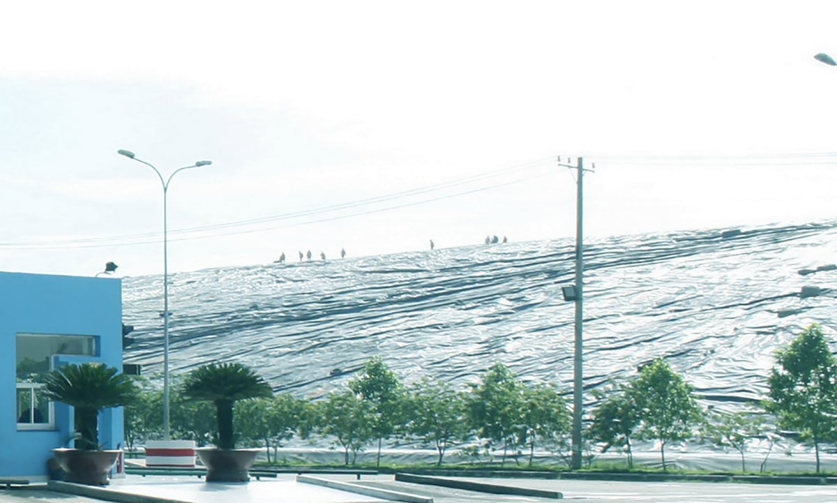 Một khu chôn lấp rác sinh hoạt hợp vệ sinh trên địa bàn TP.HCM. Ảnh: Tường Tú.
