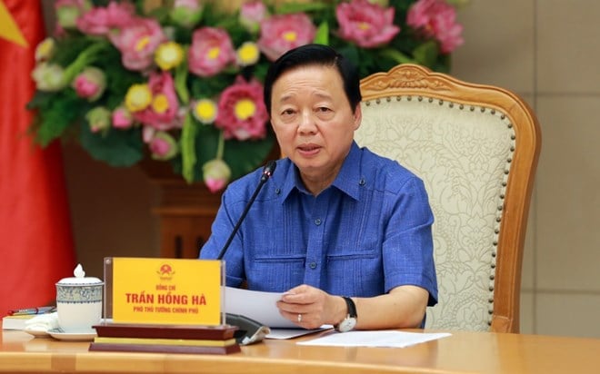 Về tính tiền sử dụng đất khi chuyển mục đích sử dụng từ đất nông nghiệp sang đất ở, Phó Thủ tướng nêu rõ, cần phân biệt giữa những người sử dụng đất cho sản xuất, kinh doanh hợp pháp và những trường hợp đầu cơ, để đất hoang hóa, chậm triển khai dự án - Ảnh: VGP. Về tính tiền sử dụng đất khi chuyển mục đích sử dụng từ đất nông nghiệp sang đất ở, Phó Thủ tướng nêu rõ, cần phân biệt giữa những người sử dụng đất cho sản xuất, kinh doanh hợp pháp và những trường hợp đầu cơ, để đất hoang hóa, chậm triển khai dự án - Ảnh: VGP.