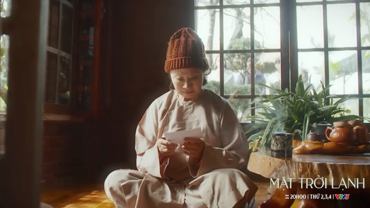 Bà Dung cầm tấm ảnh gia đình và ân hận về những chuyện đã làm trong quá khứ. Ảnh CMH Bà Dung cầm tấm ảnh gia đình và ân hận về những chuyện đã làm trong quá khứ. Ảnh CMH
