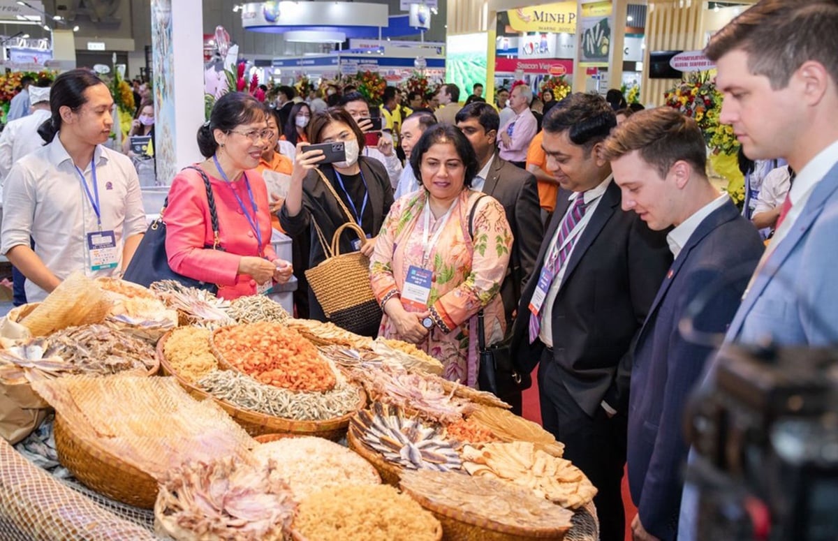Khách quốc tế tham quan một gian hàng hải sản Việt Nam tại VIETFISH 2022. Ảnh: VASEP. Khách quốc tế tham quan một gian hàng hải sản Việt Nam tại VIETFISH 2022. Ảnh: VASEP.