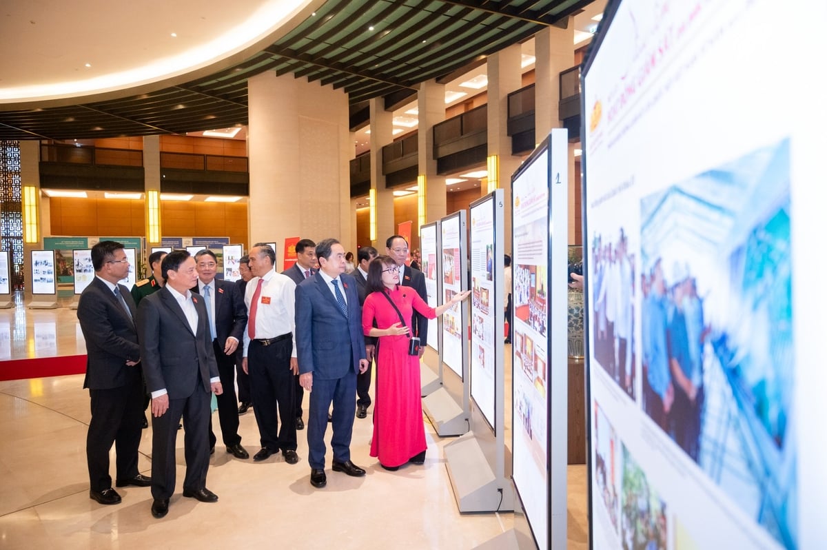 Chủ tịch Quốc hội tham quan Triển lãm 'Dấu ấn hoạt động giám sát của Quốc hội Việt Nam' với 3 phần tương ứng với 3 giai đoạn giới thiệu về hoạt động của Quốc hội Việt Nam từ năm 1946-1981, từ năm 1981-2011 và từ năm 2011 đến nay. Ảnh: Phạm Thắng.