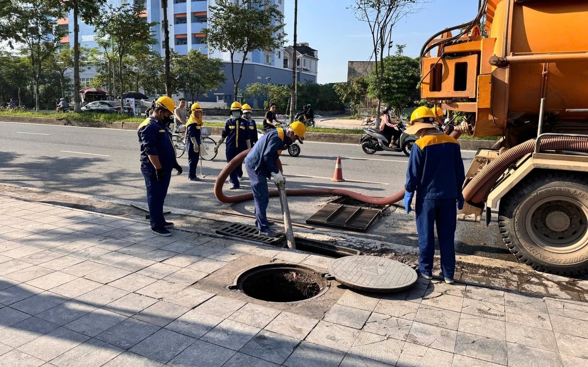 Công nhân tiến hành nạo hút bùn tại các tuyến cống thoát nước trên địa bàn phường. Ảnh: Vương Vân. Công nhân tiến hành nạo hút bùn tại các tuyến cống thoát nước trên địa bàn phường. Ảnh: Vương Vân.