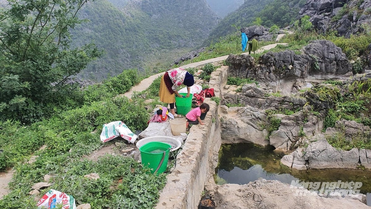 Hai mẹ con người phụ nữ H'mông giặt quần áo bên khe nước tại bãi đá Mặt trăng (xã Pải Lủng). Ảnh: Kiên Trung. Hai mẹ con người phụ nữ H'mông giặt quần áo bên khe nước tại bãi đá Mặt trăng (xã Pải Lủng). Ảnh: Kiên Trung.