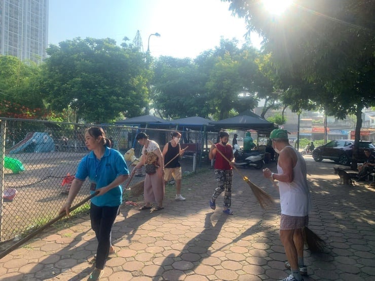 Người dân phường Tương Mai cùng tham gia vệ sinh môi trường tại khu dân cư. Ảnh: Vương Vân. Người dân phường Tương Mai cùng tham gia vệ sinh môi trường tại khu dân cư. Ảnh: Vương Vân.