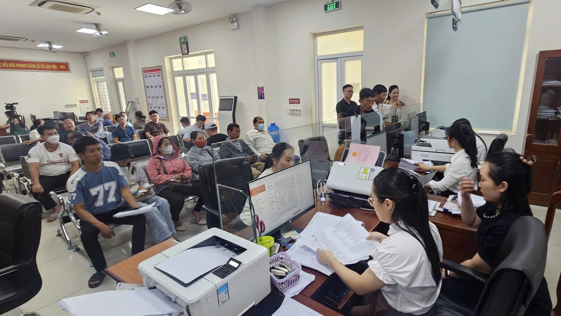 Người dân đến làm sổ đỏ tại phường Đồng Hới, tỉnh Quảng Trị. Ảnh: T. Phùng.