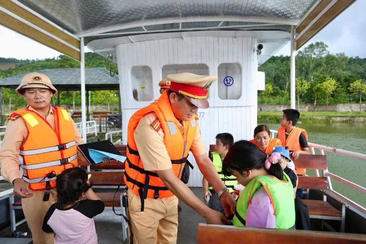 Kiểm tra các phương tiện vận tải thủy trên sông. Ảnh: Phòng CSGT.