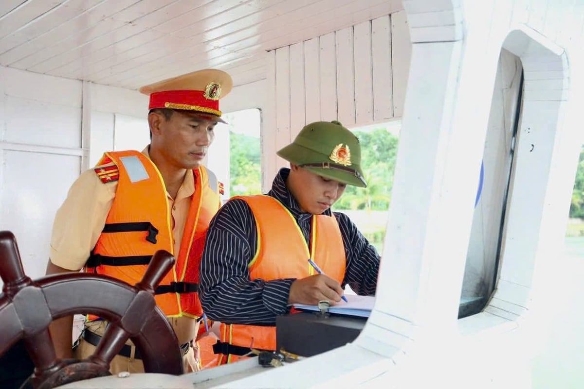 Lực lượng CSGT Công an tỉnh Phú Thọ kiểm tra phương tiện thủy trên Sông Hồng. Ảnh: Phòng CSGT.  