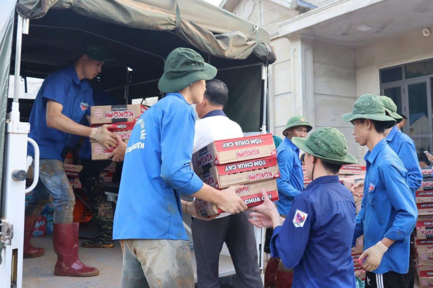 Các địa phương đã khẩn trương vận chuyển nhu yếu phẩm thiết yếu đến bà con vùng bị ảnh hưởng thiên tai. Ảnh: Tỉnh đoàn Sơn La.