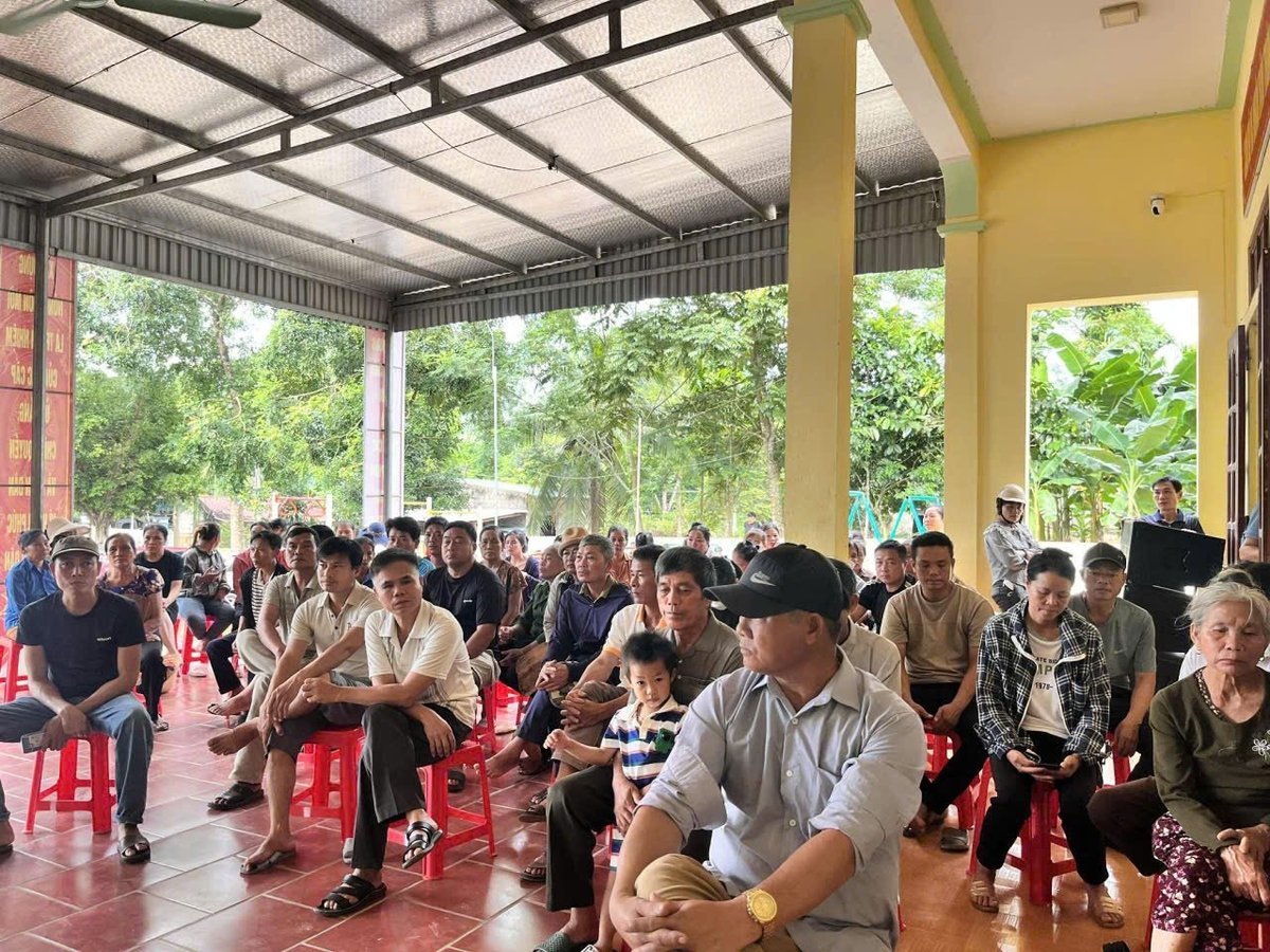 Rất đông người dân tập trung tại hội trường UBND xã Cẩm Tân trong buổi công khai quyết định xử phạt. Ảnh: Phương Giang Rất đông người dân tập trung tại hội trường UBND xã Cẩm Tân trong buổi công khai quyết định xử phạt. Ảnh: Phương Giang