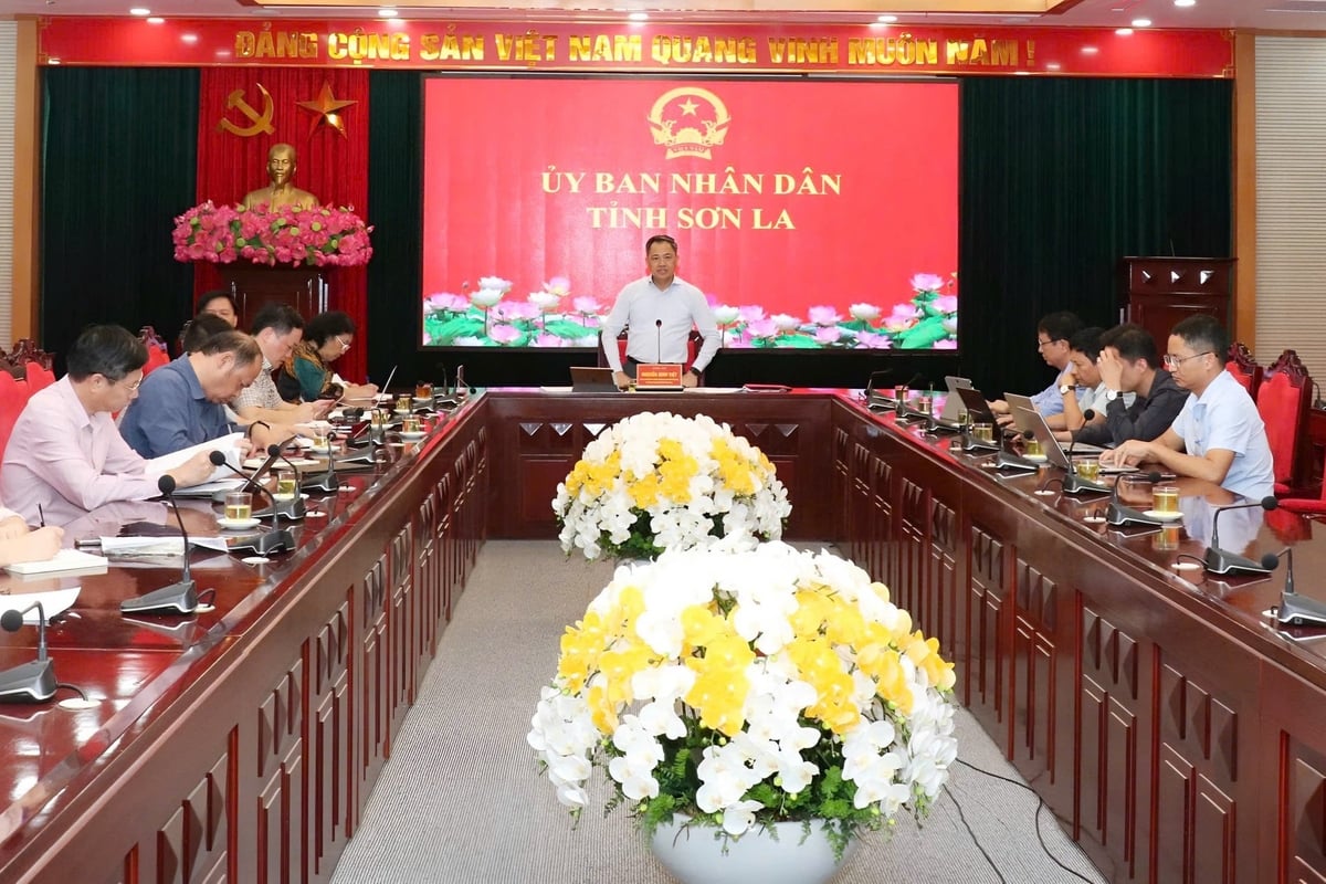 Chủ tịch UBND tỉnh Nguyễn Đình Việt chủ trì họp bàn phương án triển khai đầu tư xây dựng trường phổ thông nội trú liên cấp tại các xã biên giới. Ảnh: Nguyễn Nga. Chủ tịch UBND tỉnh Nguyễn Đình Việt chủ trì họp bàn phương án triển khai đầu tư xây dựng trường phổ thông nội trú liên cấp tại các xã biên giới. Ảnh: Nguyễn Nga.