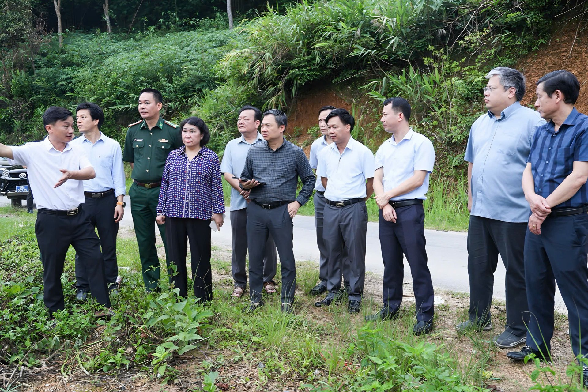 Chủ tịch UBND tỉnh Nguyễn Đình Việt cùng đoàn công tác kiểm tra, khảo sát địa điểm xây dựng trường phổ thông nội trú liên cấp tiểu học, trung học cơ sở tại xã Mường Lèo. Ảnh: Quốc Tuấn. Chủ tịch UBND tỉnh Nguyễn Đình Việt cùng đoàn công tác kiểm tra, khảo sát địa điểm xây dựng trường phổ thông nội trú liên cấp tiểu học, trung học cơ sở tại xã Mường Lèo. Ảnh: Quốc Tuấn.