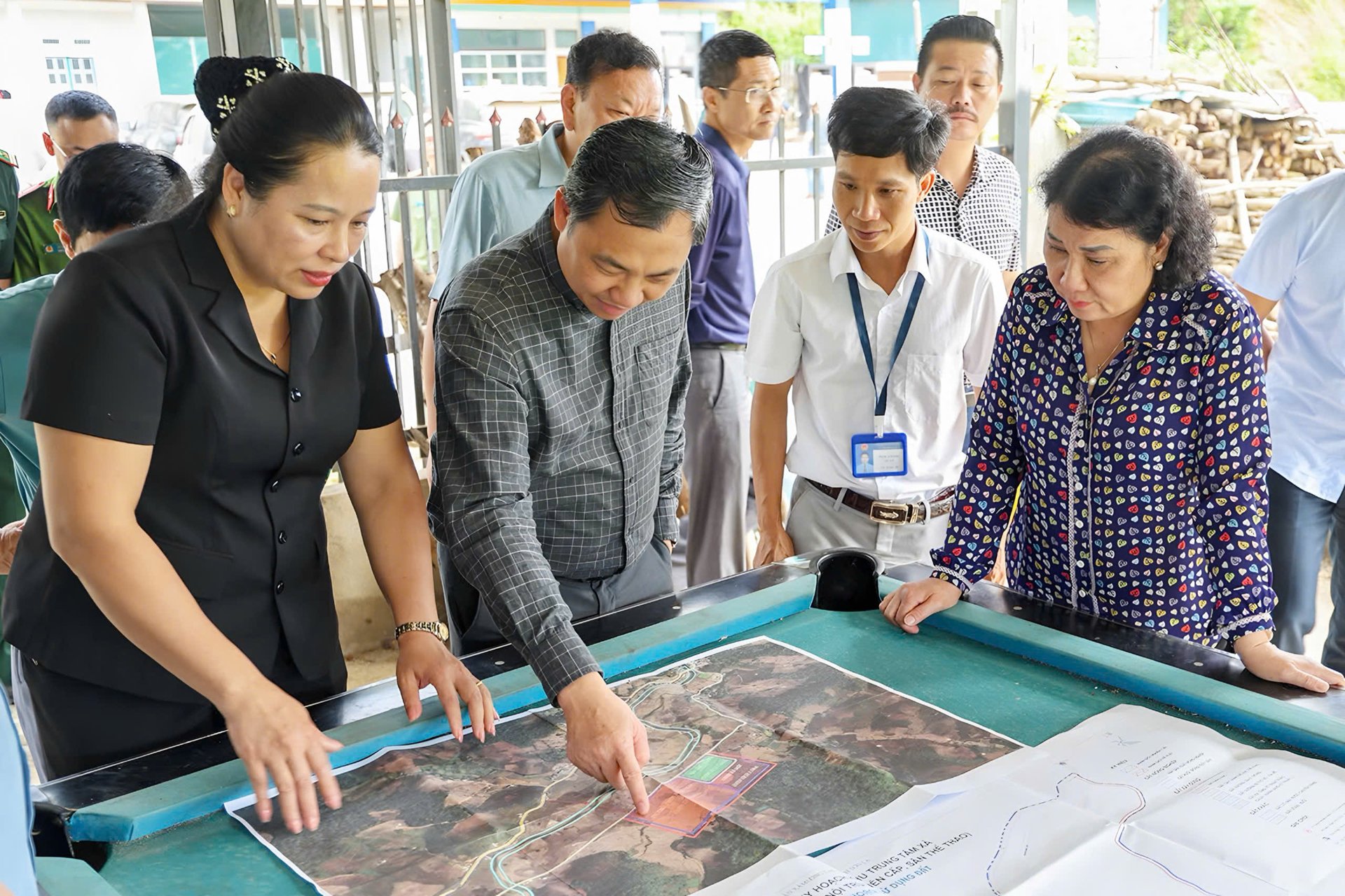 Đoàn công tác UBND tỉnh Sơn La khảo sát địa điểm xây trường tại xã Mường Lạn. Ảnh: Quốc Tuấn. Đoàn công tác UBND tỉnh Sơn La khảo sát địa điểm xây trường tại xã Mường Lạn. Ảnh: Quốc Tuấn.