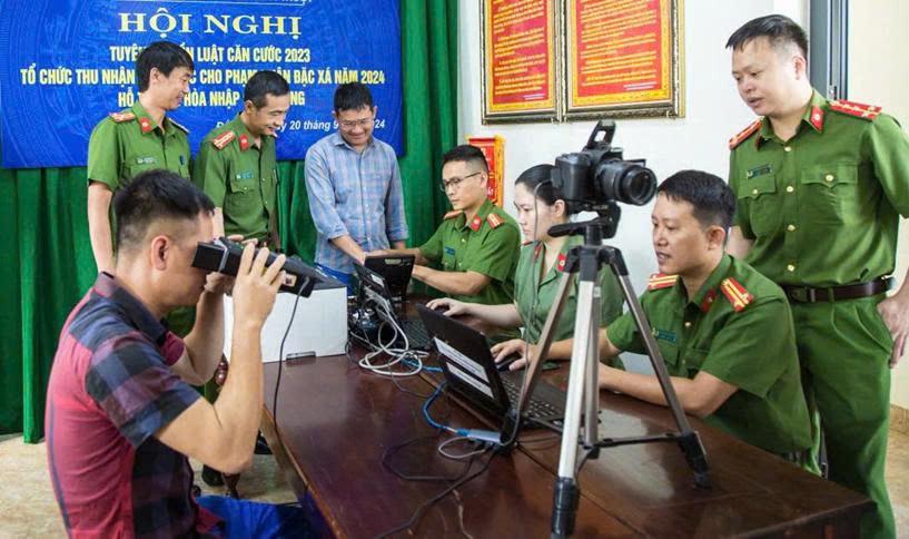 Phân trại tạm giam Khu vực Buôn Ma Thuột chủ động phối hợp Phòng Cảnh sát QLHC về TTXH tổ chức thu nhận cấp Thẻ căn cước cho phạm nhân chuẩn bị đặc xá. Ảnh: Tuấn Trần. Phân trại tạm giam Khu vực Buôn Ma Thuột chủ động phối hợp Phòng Cảnh sát QLHC về TTXH tổ chức thu nhận cấp Thẻ căn cước cho phạm nhân chuẩn bị đặc xá. Ảnh: Tuấn Trần.