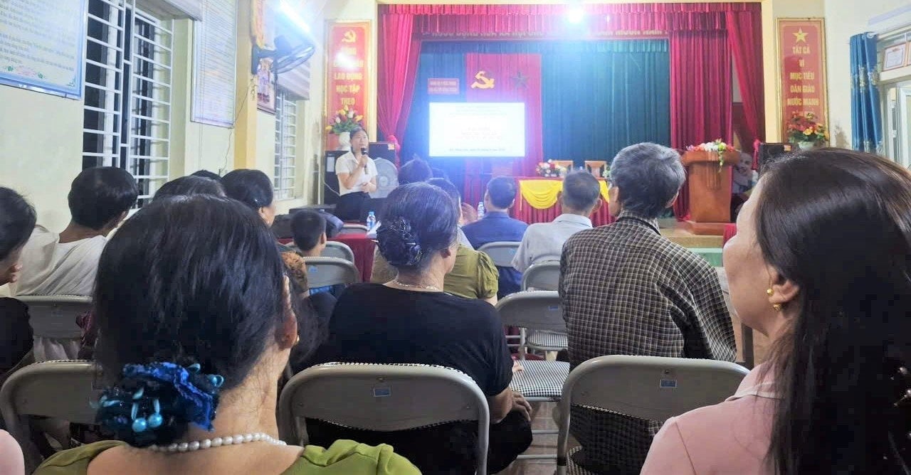Cán bộ chuyên môn BVTV triển khai ký cam kết, hướng dẫn nông dân phòng trừ dịch hại vào tối 5/8. Ảnh: Thanh Nga. Cán bộ chuyên môn BVTV triển khai ký cam kết, hướng dẫn nông dân phòng trừ dịch hại vào tối 5/8. Ảnh: Thanh Nga.