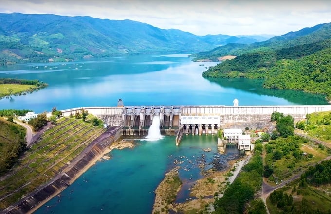 Hồ chứa nước Định Bình không chỉ đảm bảo nguồn nước sinh hoạt mà còn cho sản xuất công nghiệp cho các khu kinh tế trọng điểm của tỉnh Gia Lai. Ảnh: Tuấn Anh.