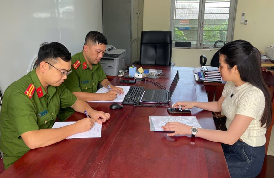 Công an xã Phú Khê làm việc với Đỗ Thị Thuý Ngọc. Ảnh: Công an tỉnh Phú Thọ. Công an xã Phú Khê làm việc với Đỗ Thị Thuý Ngọc. Ảnh: Công an tỉnh Phú Thọ.
