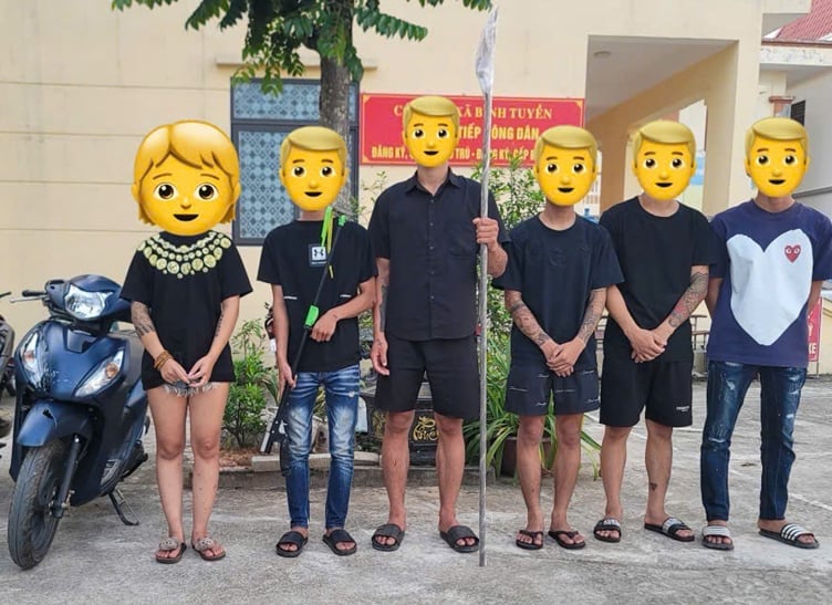 Các đối tượng dùng hung khí tấn công người đi đường. Ảnh: Công an tỉnh Phú Thọ. Các đối tượng dùng hung khí tấn công người đi đường. Ảnh: Công an tỉnh Phú Thọ.