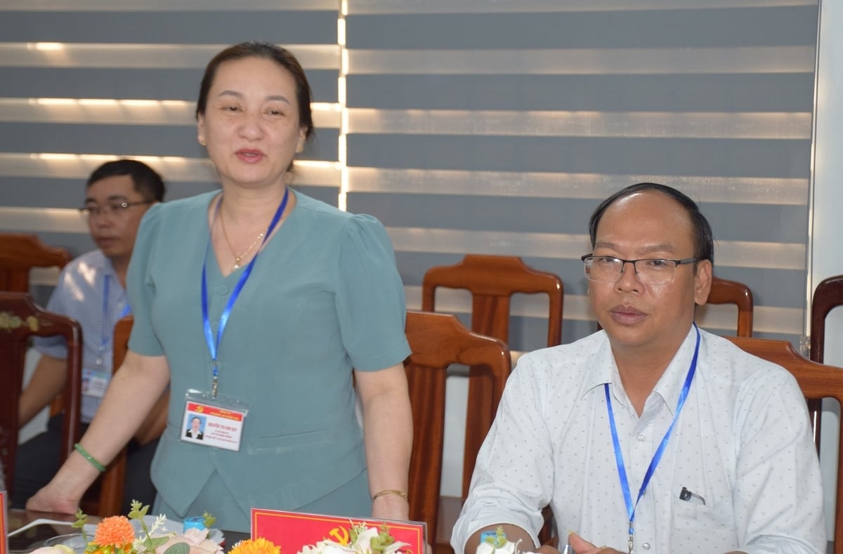 Bà Nguyễn Thị Kim Quy, Bí thư Đảng ủy phường An Nhơn Bắc trình bày những khó khăn, vướng mắc trong vận hành chính quyền địa phương 2 cấp. Ảnh: V.Đ.T. Bà Nguyễn Thị Kim Quy, Bí thư Đảng ủy phường An Nhơn Bắc trình bày những khó khăn, vướng mắc trong vận hành chính quyền địa phương 2 cấp. Ảnh: V.Đ.T.