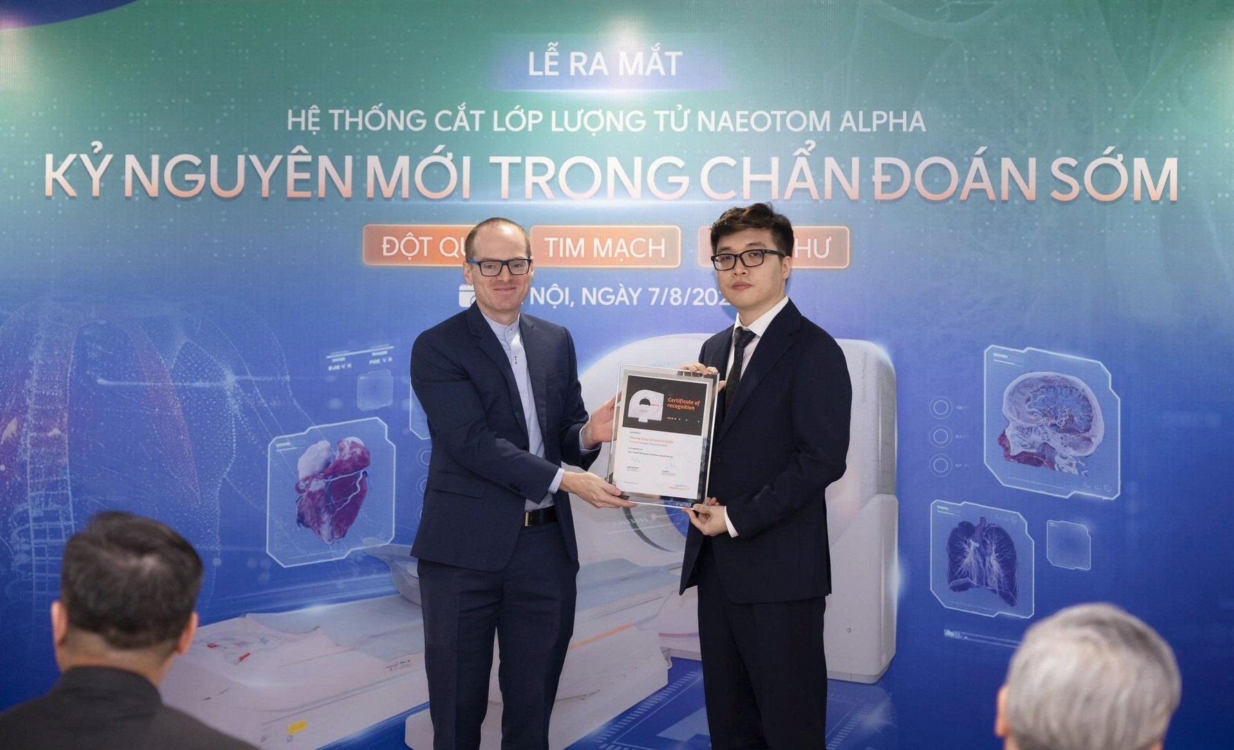 Khoảnh khắc trao chứng nhận 'Đơn vị đầu tiên tại miền Bắc sở hữu NAEOTOM Alpha' cho Bệnh viện Phương Đông. Ảnh: BV Phương Đông. Khoảnh khắc trao chứng nhận 'Đơn vị đầu tiên tại miền Bắc sở hữu NAEOTOM Alpha' cho Bệnh viện Phương Đông. Ảnh: BV Phương Đông.