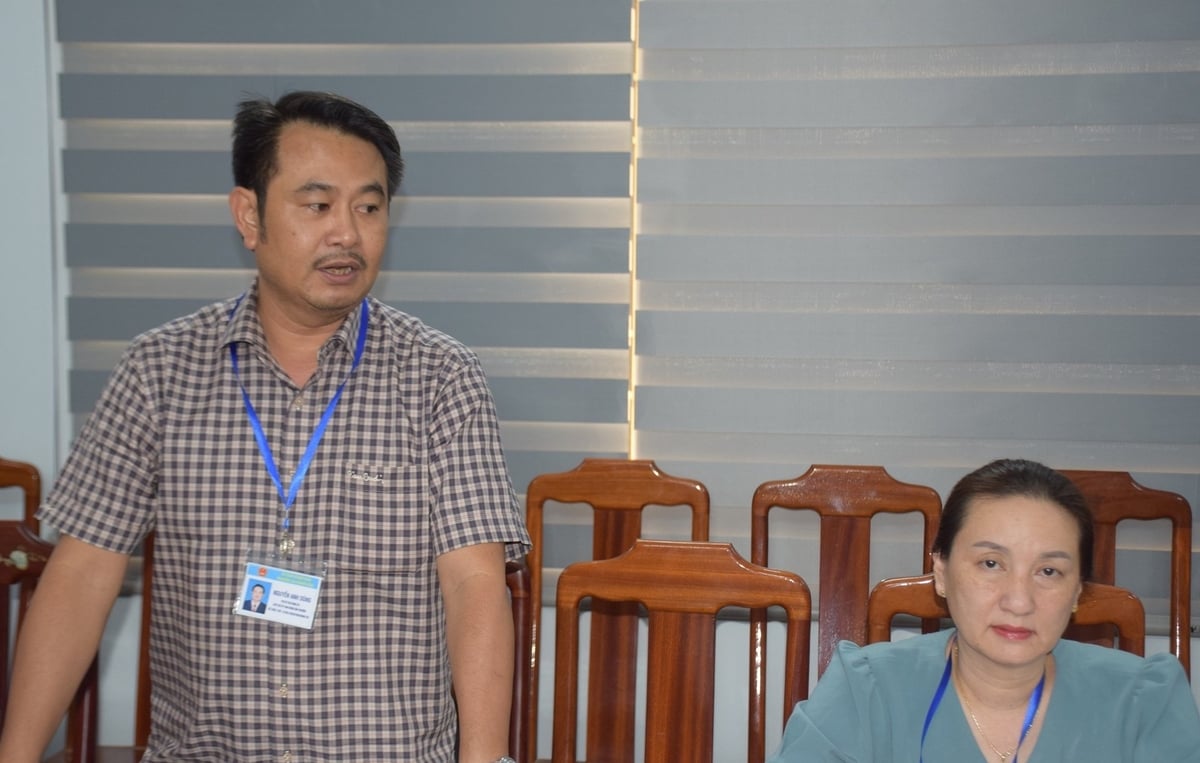 Ông Nguyễn Anh Dũng, Chủ tịch UBND phường An Nhơn Bắc, báo cáo với đoàn công tác Bộ Nông nghiệp và Môi trường. Ảnh: V.Đ.T. Ông Nguyễn Anh Dũng, Chủ tịch UBND phường An Nhơn Bắc, báo cáo với đoàn công tác Bộ Nông nghiệp và Môi trường. Ảnh: V.Đ.T.