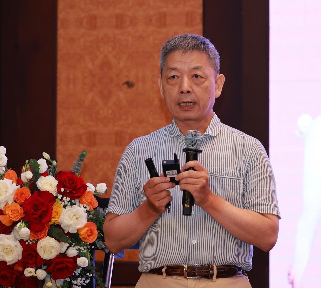 Ông Chen Chi Min, đại diện hãng Formosa Đài Loan chia sẻ giải pháp dùng vaccine sống để phòng bệnh viêm não Nhật Bản trên đàn heo. Ảnh: HT.