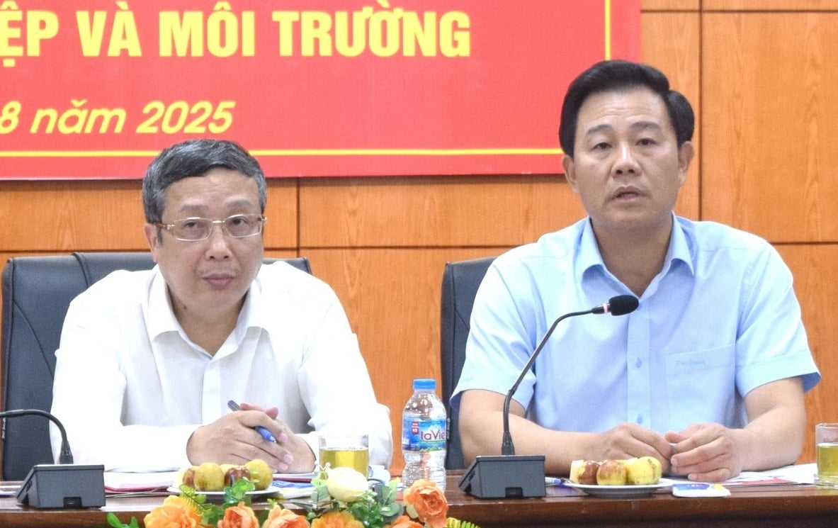 Ông Nguyễn Xuân Đại, Giám đốc Sở Nông nghiệp và Môi trường Hà Nội (bên phải) cho biết, trong quá trình thực hiện mô hình chính quyền địa phương hai cấp, Bộ Nông nghiệp và Môi trường đã kịp thời tháo gỡ nhiều khó khăn, vướng mắc cho địa phương. Ảnh: Trường Giang. Ông Nguyễn Xuân Đại, Giám đốc Sở Nông nghiệp và Môi trường Hà Nội (bên phải) cho biết, trong quá trình thực hiện mô hình chính quyền địa phương hai cấp, Bộ Nông nghiệp và Môi trường đã kịp thời tháo gỡ nhiều khó khăn, vướng mắc cho địa phương. Ảnh: Trường Giang.