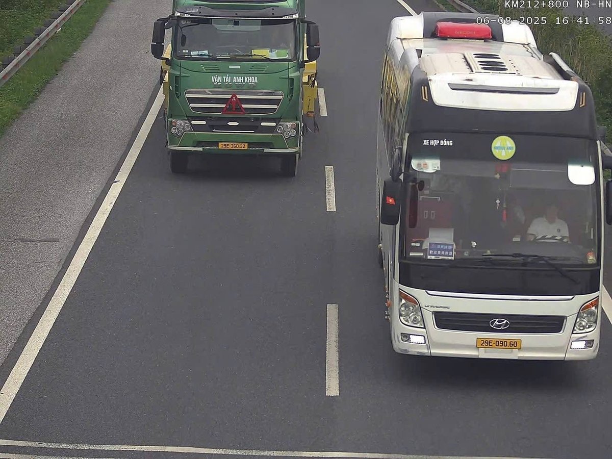 Tài xế xe khách BKS 29E 050.60 bị phát hiện vi phạm khi không thắt dây an toàn, chụp tại km 212, đường cao tốc Ninh Bình - Pháp Vân (Hà Nội). Ảnh: Cục CSGT. Tài xế xe khách BKS 29E 050.60 bị phát hiện vi phạm khi không thắt dây an toàn, chụp tại km 212, đường cao tốc Ninh Bình - Pháp Vân (Hà Nội). Ảnh: Cục CSGT.
