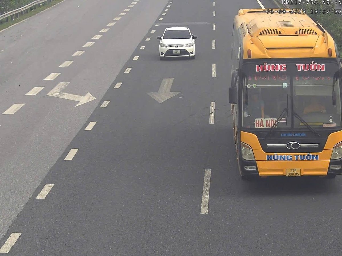 Một xe khách BKS 37B 008.85 của nhà xe Hùng Tuởn vi phạm tại km 217, cao tốc Ninh Bình - Hà Nội. ảnh: Cục CSGT. Một xe khách BKS 37B 008.85 của nhà xe Hùng Tuởn vi phạm tại km 217, cao tốc Ninh Bình - Hà Nội. ảnh: Cục CSGT.