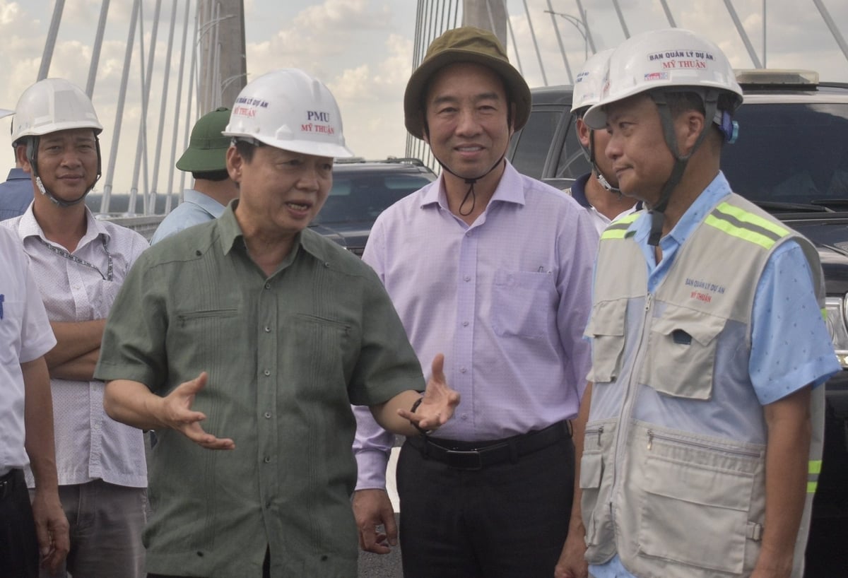 Phó Thủ tướng Trần Hồng Hà trao đổi với Ban quản lý dự án về cầu Rạch Miễu 2. Ảnh: Minh Đảm.